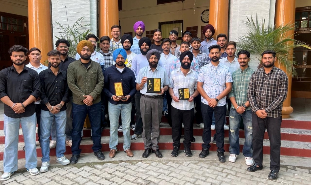 ਜੋਨਲ ਯੂਥ ਯੂਨੀਵਰਸਿਟੀ ਵਿੱਚ ਭੰਗੜੇ ਅਤੇ ਝੂਮਰ ਦੀ ਜੇਤੂ ਟੀਮ ਦਾ ਸਵਾਗਤ